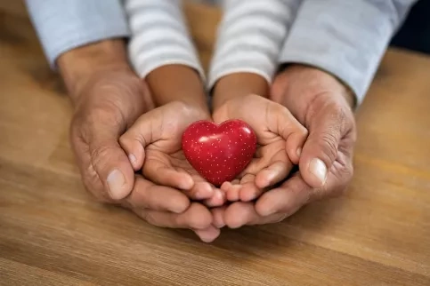 Coeur dans des mains